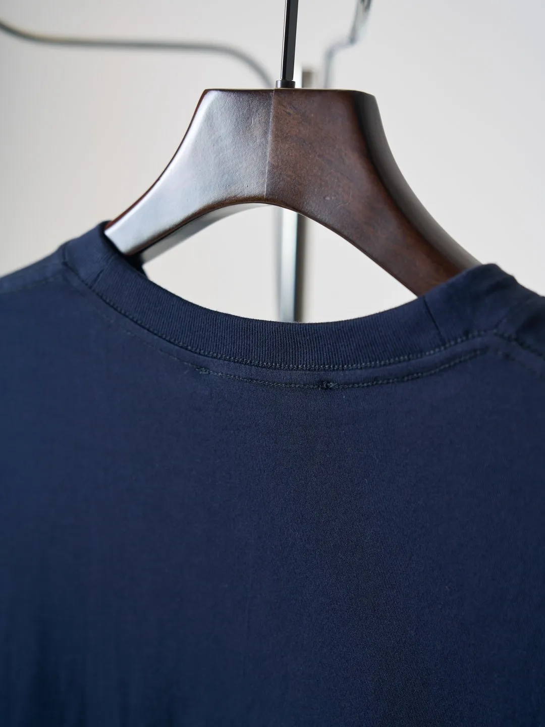 [Real auction] Acne Studios letter embroidered long-sleeved T-shirt [In Stock] S M L Demonstrates high-level recognition in silent places. Wear it with Series suits to echo up and down to form a luxurious system. It interprets a unique Nordic elegance artistic conception. Uses imported machine embroidery technology. Uses advanced computer control systems and precision mechanical parts to realize Acne Studios logo work. High precision. The lines are smooth and delicate. The fabrics have been fermented and washed. The hand feel and texture are better. Not easy to deform, not easy to shrink, not easy to fade. Maintain long-term beauty, loose fit.